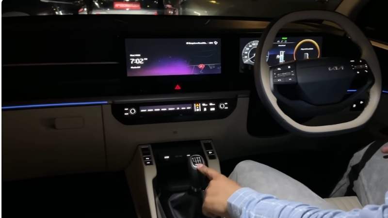 Kia Carens Clavis 2025: टॉप 10 फीचर्स, USP और क्यों खरीदें ये MPV 2 Kia Carens Clavis 2025: फीचर्स, और खरीदने की 10 बड़ी वजहें