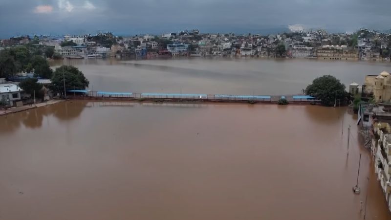 देशभर में बारिश और बाढ़ का कहर: तबाही के पीछे की हकीकत और प्रशासन की तैयारी 1 बारिश और बाढ़ से तबाही: यूपी, एमपी हालात गंभीर 2025